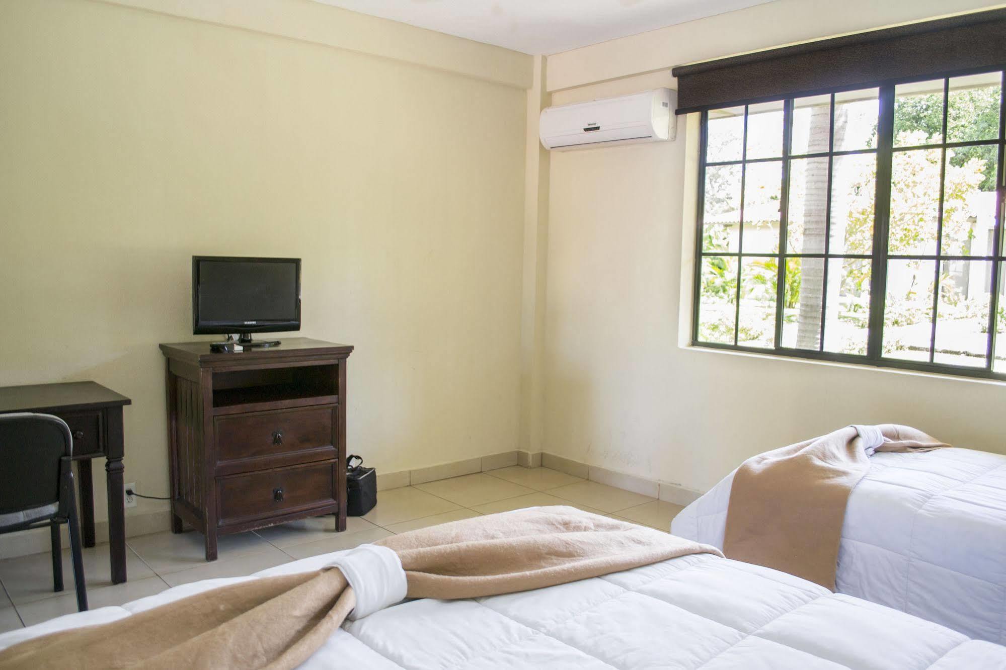 Farallones Hotel Chinandega Buitenkant foto